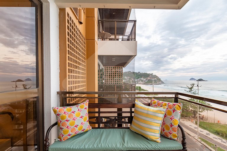 Pé na areia | Luxo reformado com vista pro mar
