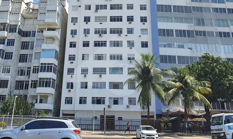 Pé na Areia: Amplo e Reformado na Praia de Copa