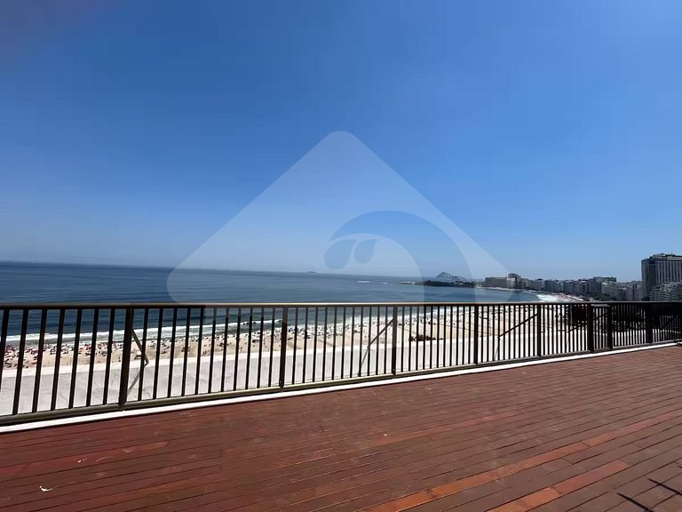 Pé na Areia: Amplo e Reformado na Praia de Copa