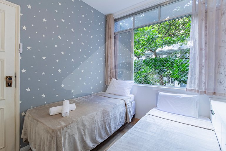 2 min from Copacabana Beach | Spacious & Renovated