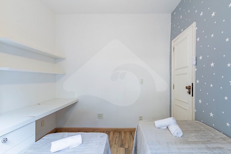 2 min from Copacabana Beach | Spacious & Renovated