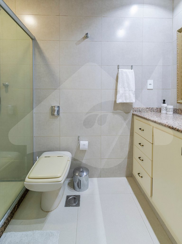 2 min from Copacabana Beach | Spacious & Renovated
