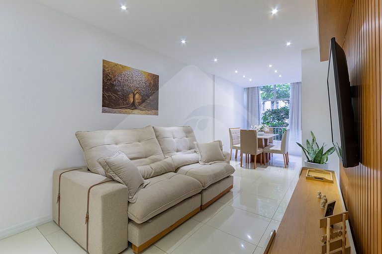 2 min from Copacabana Beach | Spacious & Renovated