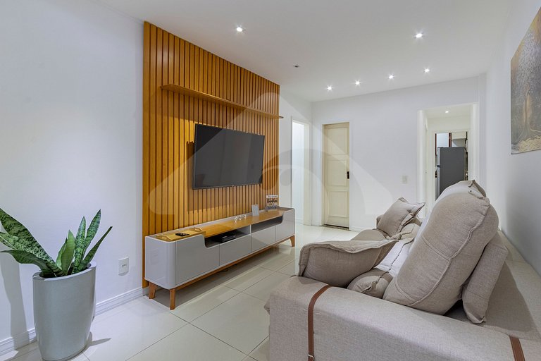 2 min from Copacabana Beach | Spacious & Renovated