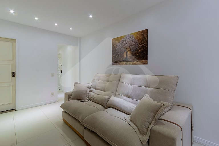 2 min from Copacabana Beach | Spacious & Renovated