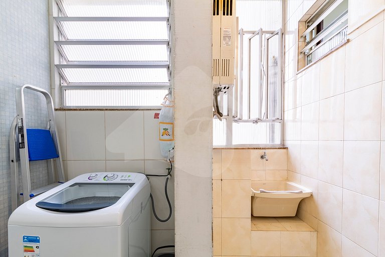 2 min from Copacabana Beach | Spacious & Renovated