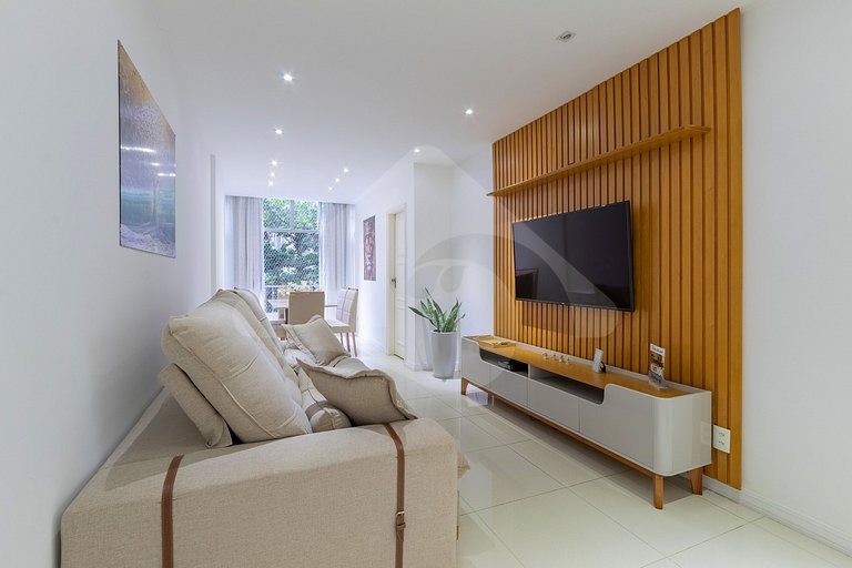 2 min from Copacabana Beach | Spacious & Renovated