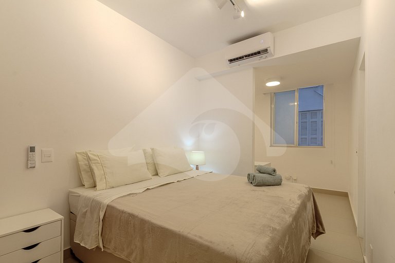 Beachfront: Spacious & Renovated in Copacabana