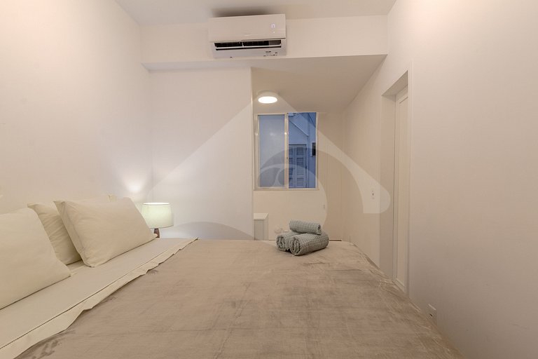 Beachfront: Spacious & Renovated in Copacabana