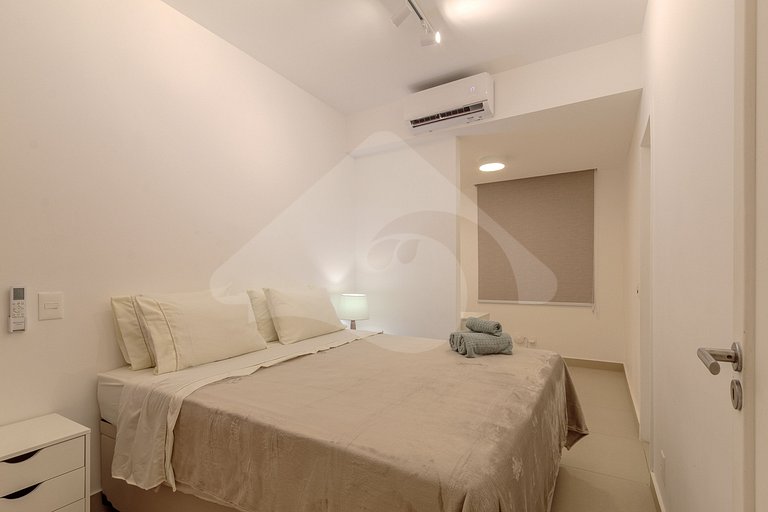 Beachfront: Spacious & Renovated in Copacabana