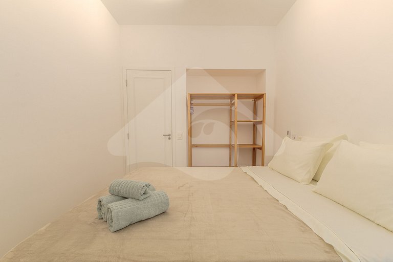 Beachfront: Spacious & Renovated in Copacabana