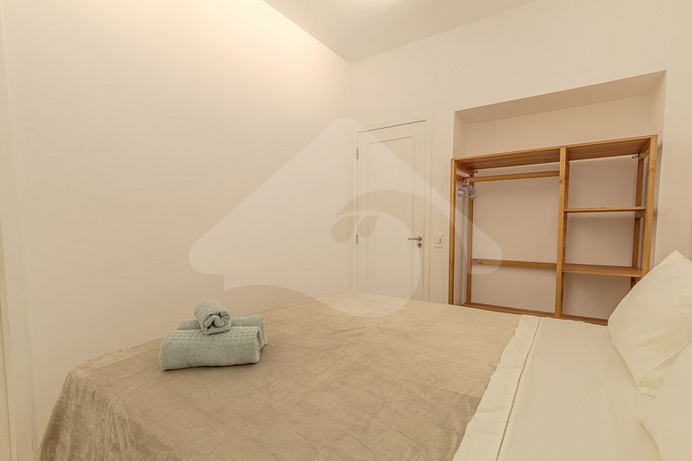 Beachfront: Spacious & Renovated in Copacabana