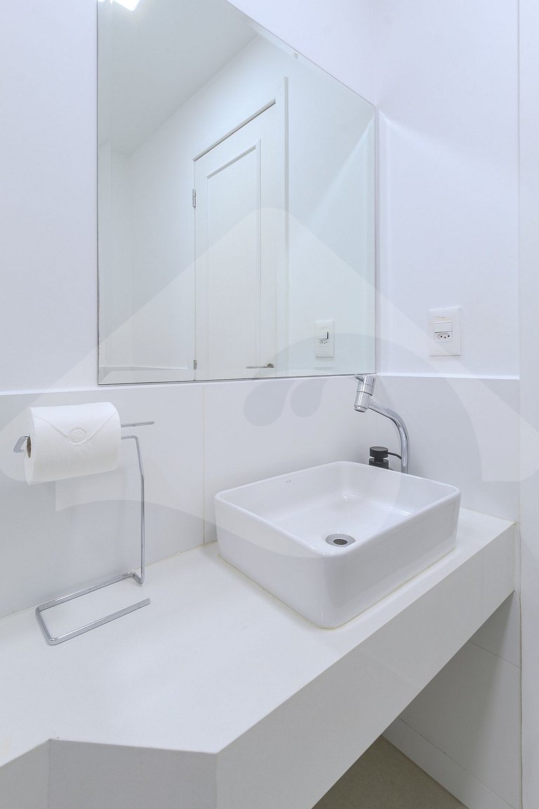 Beachfront: Spacious & Renovated in Copacabana