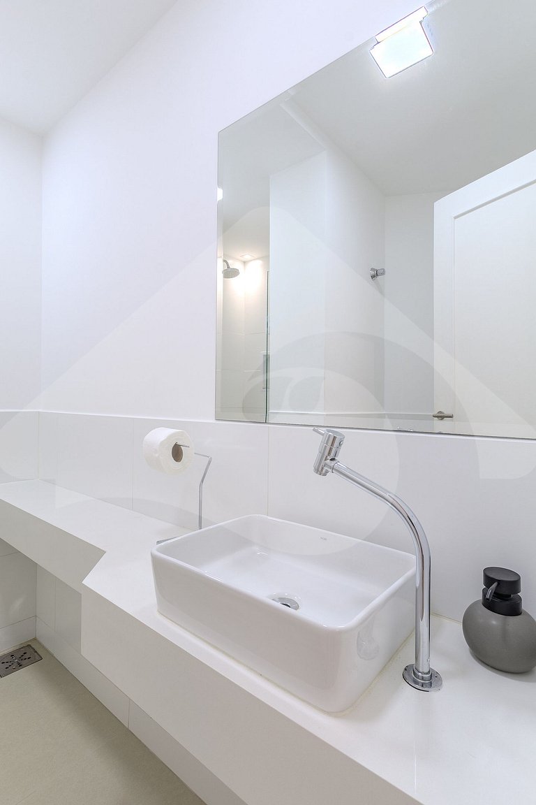 Beachfront: Spacious & Renovated in Copacabana