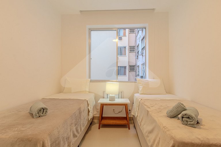 Beachfront: Spacious & Renovated in Copacabana