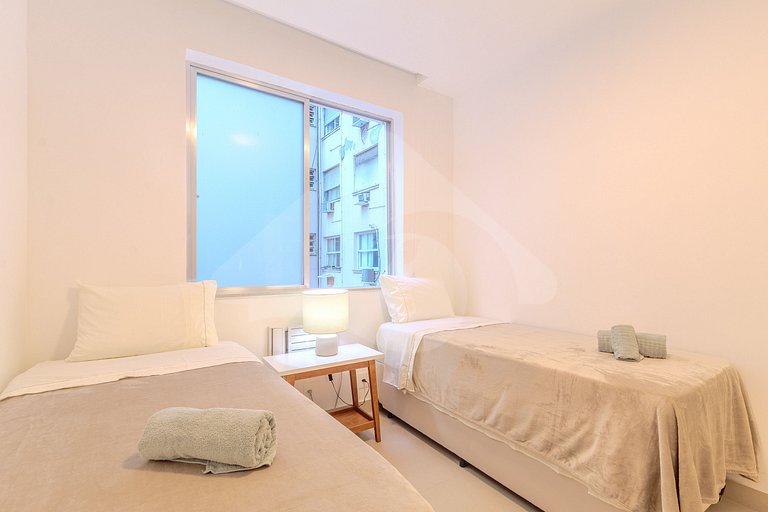 Beachfront: Spacious & Renovated in Copacabana