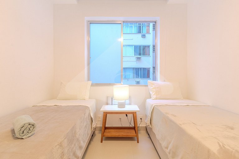 Beachfront: Spacious & Renovated in Copacabana