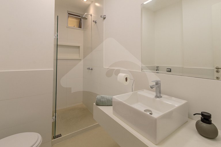 Beachfront: Spacious & Renovated in Copacabana