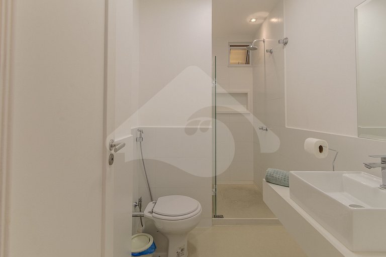 Beachfront: Spacious & Renovated in Copacabana