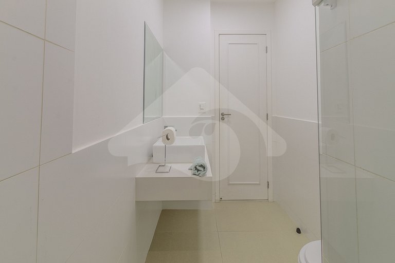 Beachfront: Spacious & Renovated in Copacabana