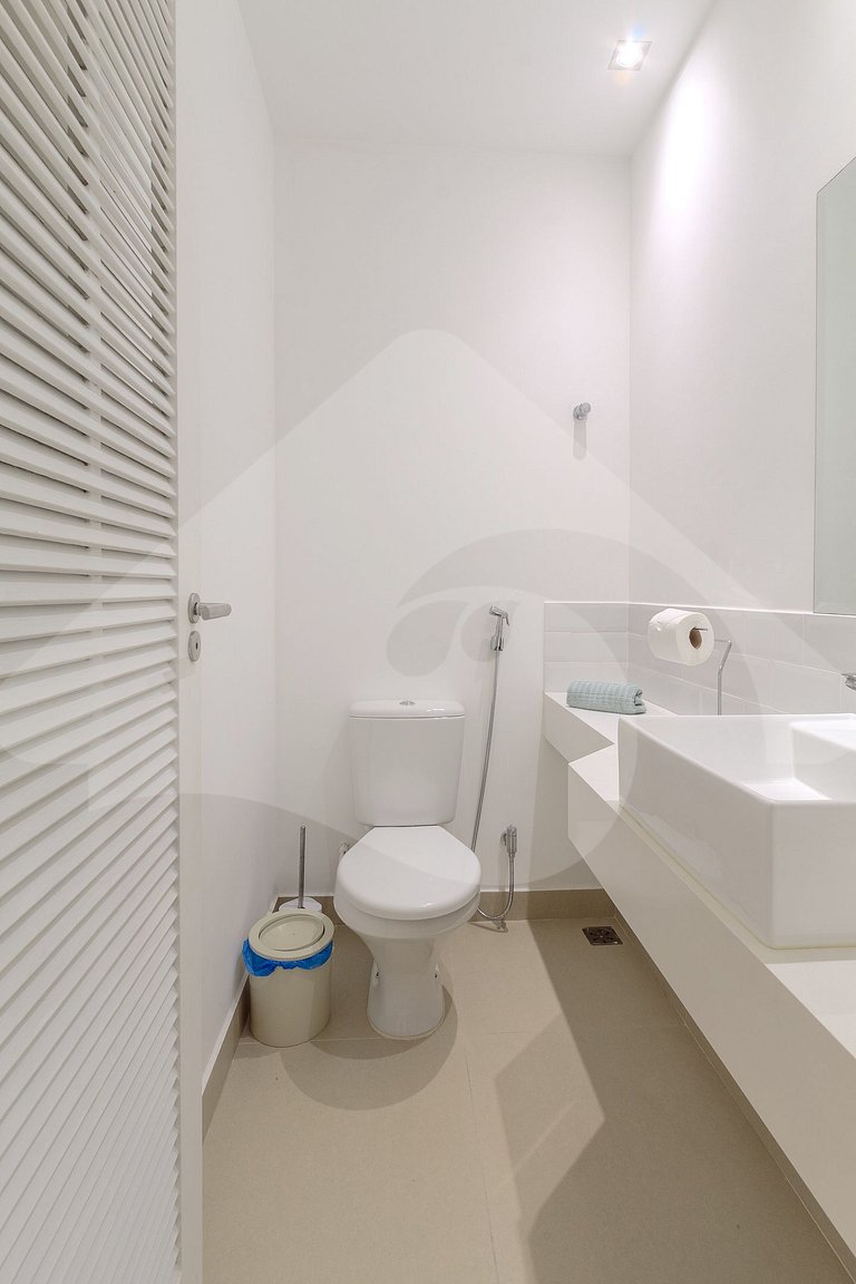 Beachfront: Spacious & Renovated in Copacabana