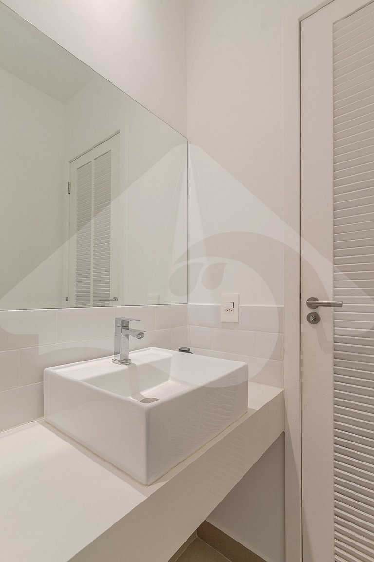 Beachfront: Spacious & Renovated in Copacabana