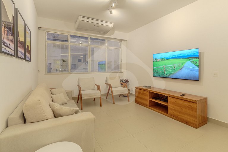 Beachfront: Spacious & Renovated in Copacabana