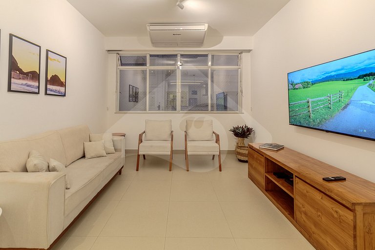 Beachfront: Spacious & Renovated in Copacabana