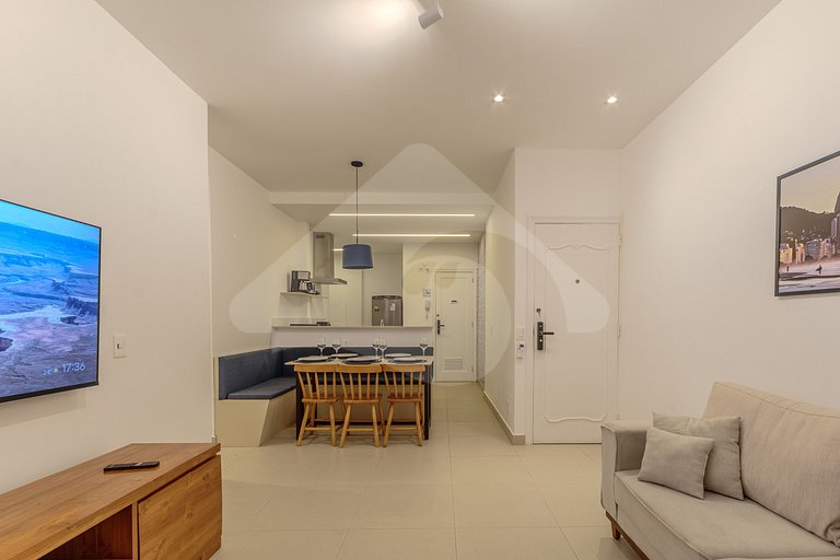 Beachfront: Spacious & Renovated in Copacabana
