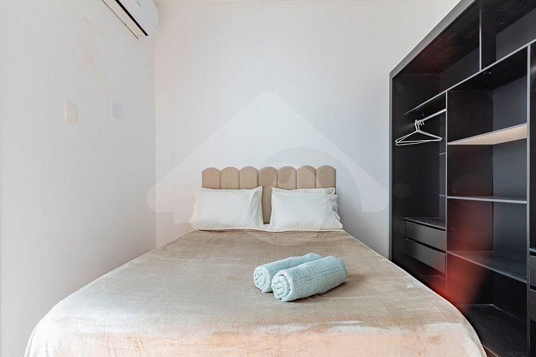Copacabana Beachfront: Basic & Functional