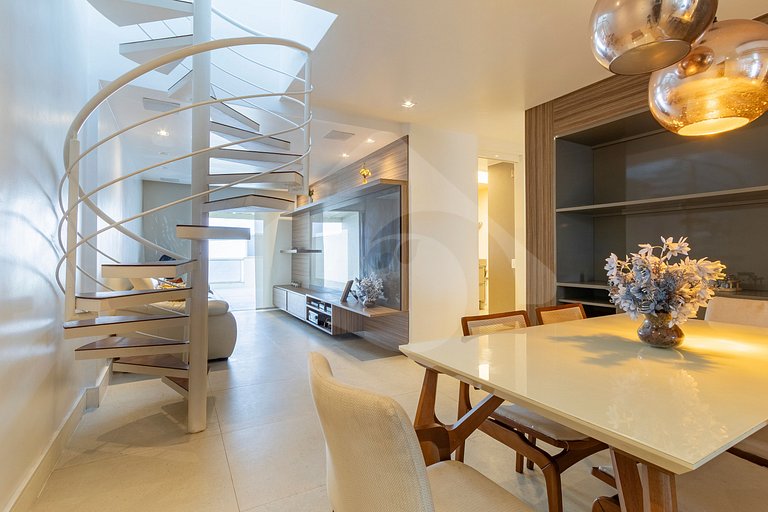 Em frente a Praia: Cobertura Duplex de Luxo com Espaço Gourm