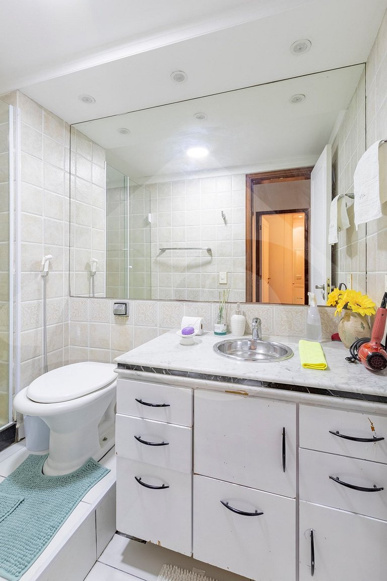 Cozy and renovated | Pool and sports court