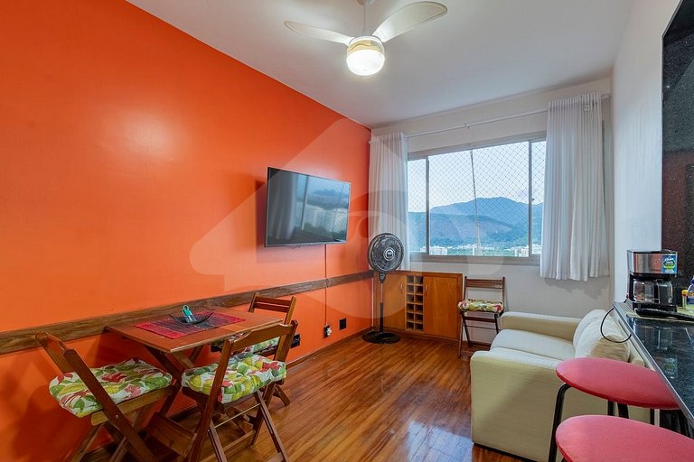 Cozy and renovated | Pool and sports court