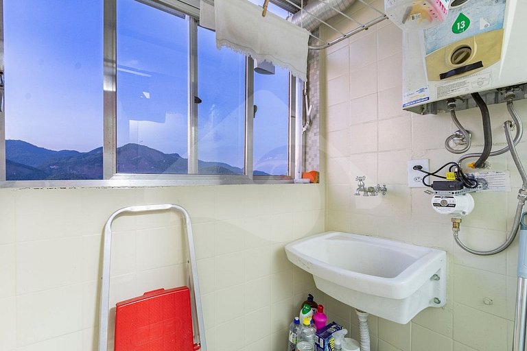Cozy and renovated | Pool and sports court