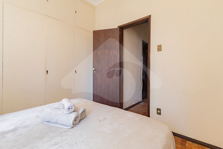 5 min do metro | Charme clássico a 100 m da praia