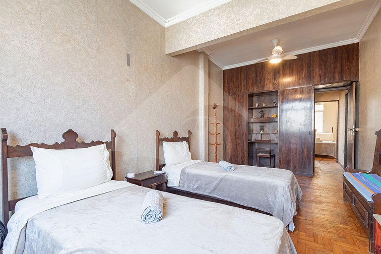 5 min to subway | Classic charm by beach