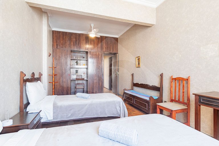 5 min do metro | Charme clássico a 100 m da praia