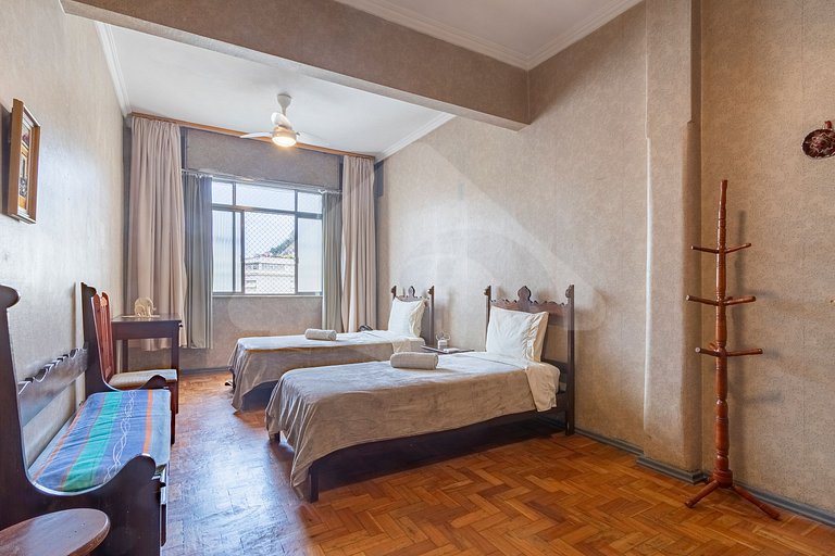 5 min do metro | Charme clássico a 100 m da praia