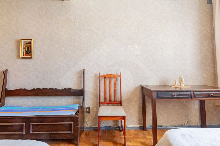 5 min do metro | Charme clássico a 100 m da praia