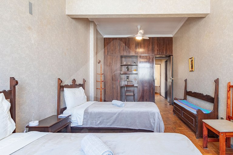 5 min do metro | Charme clássico a 100 m da praia