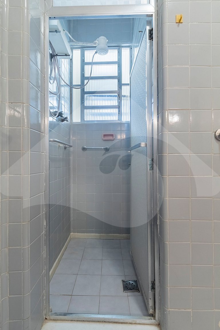 5 min do metro | Charme clássico a 100 m da praia