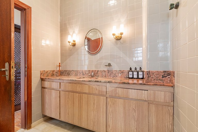 5 min to subway | Classic charm by beach