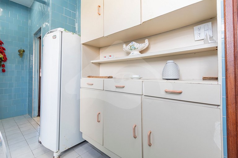 5 min do metro | Charme clássico a 100 m da praia