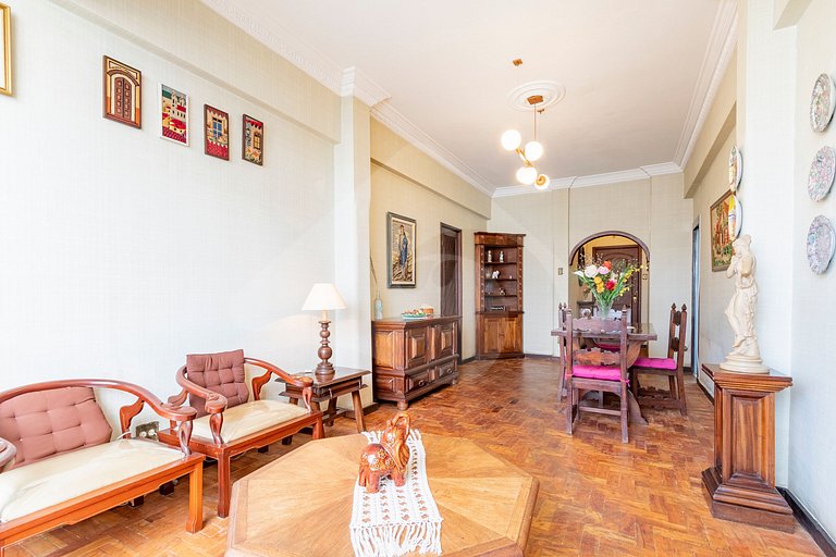 5 min do metro | Charme clássico a 100 m da praia