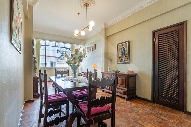 5 min do metro | Charme clássico a 100 m da praia