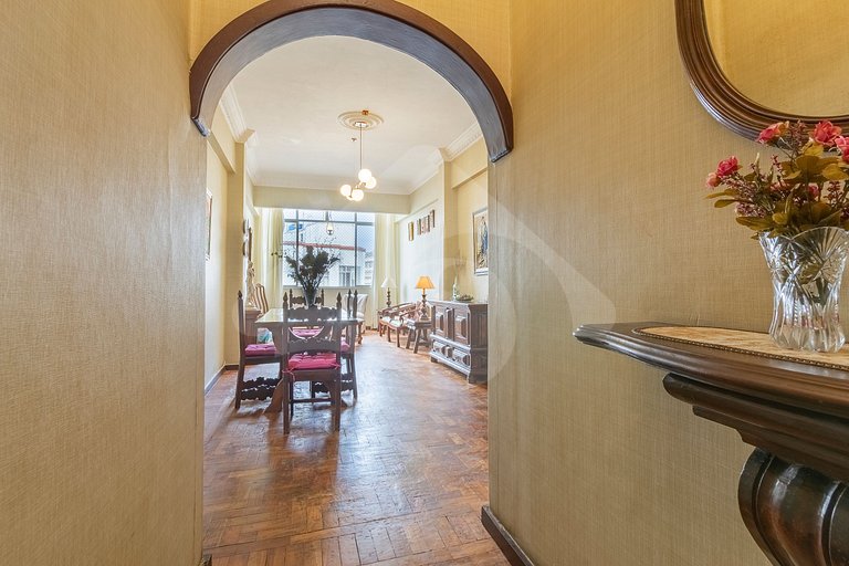 5 min do metro | Charme clássico a 100 m da praia