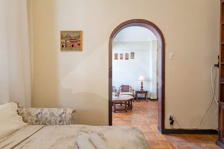 5 min do metro | Charme clássico a 100 m da praia