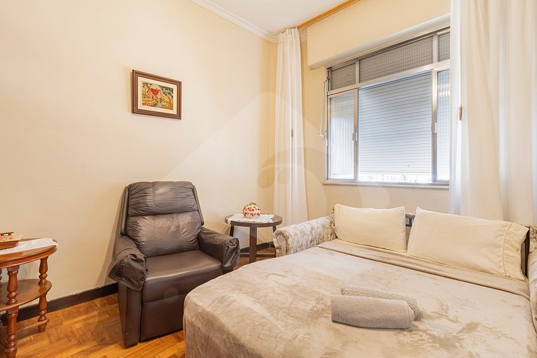 5 min do metro | Charme clássico a 100 m da praia