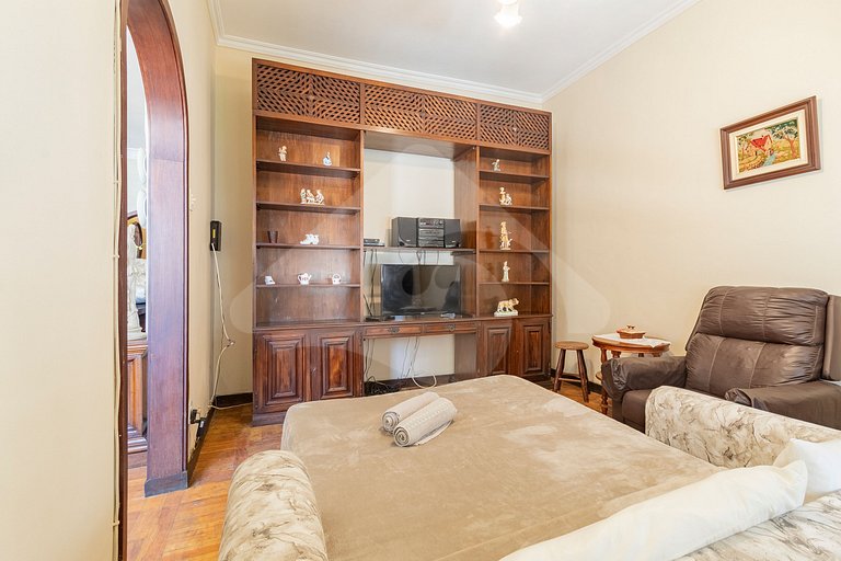 5 min to subway | Classic charm by beach