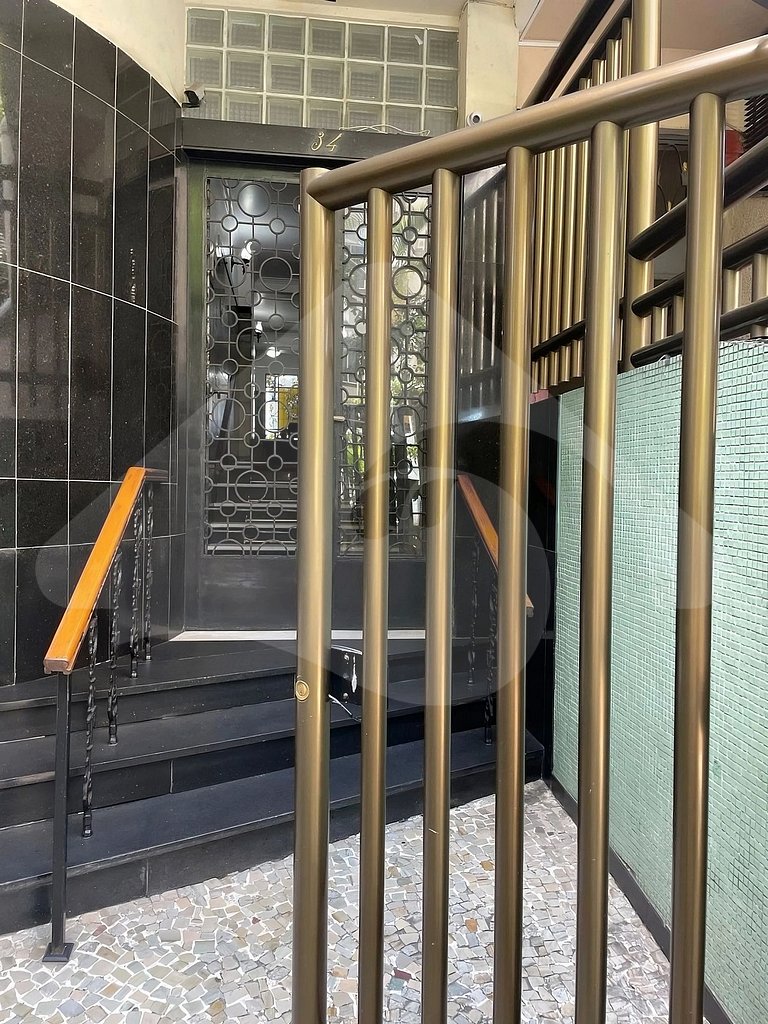 5 min do metro | Charme clássico a 100 m da praia